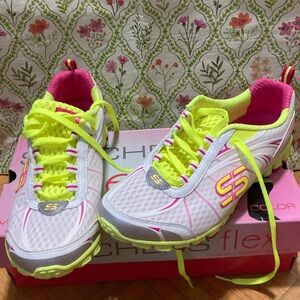 SKECHERS flex running shoes. New in box from 2013